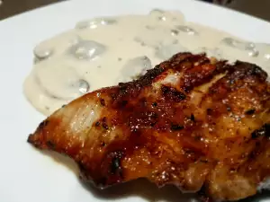 Exotische varkenssteaks met champignonsaus