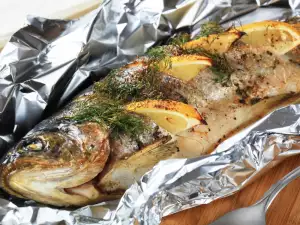 Hoe lang duurt het om forel in folie in de oven te bakken?