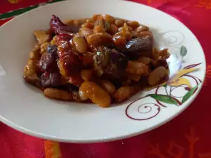 Gebakken bonen met eekhoorntjesbrood en gedroogde paprika
