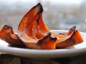 Gebakken pompoen met de schil in de oven
