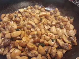 Champignons in boter gebakken