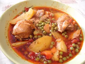 Stoofpotje met kip, tuinerwten en aardappelen