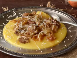 Polenta met gehakt, gedroogd eekhoorntjesbrood en uien