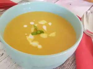 Veganistische aardappelsoep met sojamelk