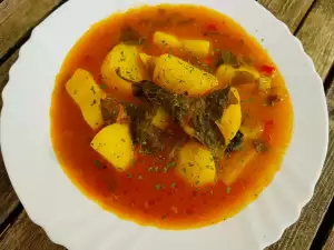 Veganistische aardappel stoofpot met snijbiet