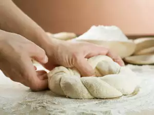 Hoe kneed je een hard deeg?