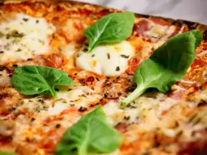 Eiwitrijke pizza met prosciutto