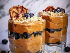 Pompoenmousse met banaan en persimmon