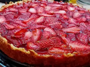 Klassieke aardbeientaart met verse aardbeien