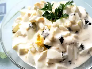 Eiersalade met mayonaise en augurken