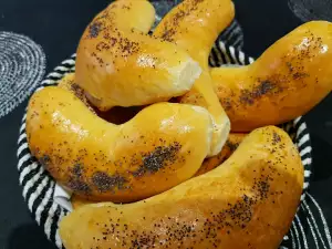 Halvemaanbroodjes met een hartige vulling en maanzaad
