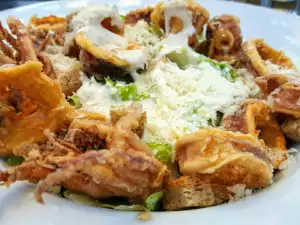 Warme salade met knapperige calamari
