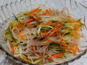 Salade met rijstnoedels, komkommer en wortel