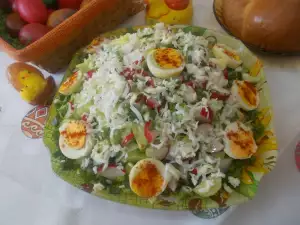 Feestelijke salade met eieren voor Pasen