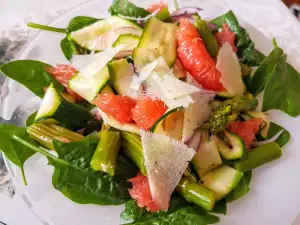 Lentesalade met spinazie, asperges en grapefruit