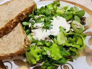 Gezonde posteleinsalade met yoghurtsaus
