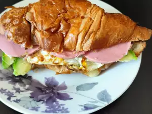 Croissant sandwich met kaas en salami