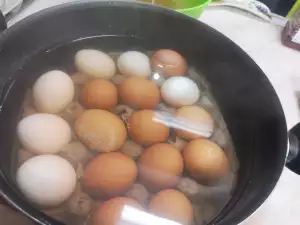Hoe kook je hardgekookte eieren zonder ze te breken?