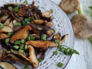 Shiitake paddenstoelen in boter