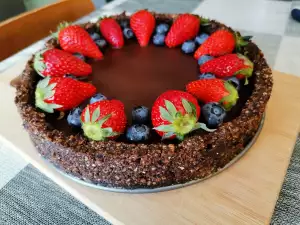 Chocoladetaart met johannesbrood en bessen