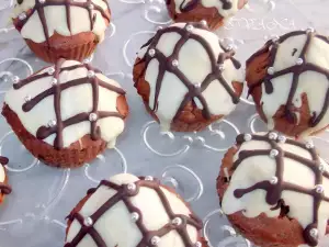 Chocolademuffins met witte chocoladeglazuur