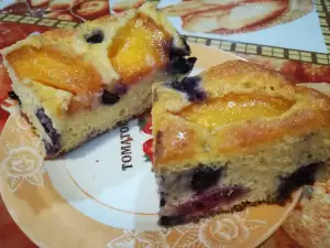 Vetarme cake met perziken en bessen