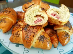 Hartige croissants met maanzaad en komijn