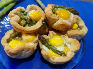 Hartige taartjes met kwarteleitjes en asperges