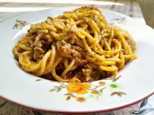 Spaghetti met een saus van tomaten en wijn