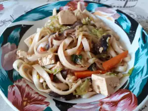 Japanse udon noedels met shiitake en tofu