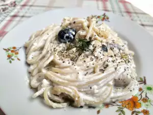 Spaghetti met een kaas en champignonsaus