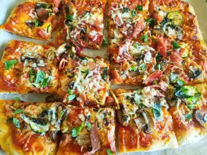 Veganistische pizza met spinazie, champignons en courgette