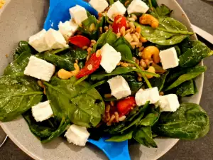 Spinaziesalade met cashewnoten en aardbeien