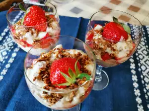 Caloriearm dessert in kopjes met aardbeien en banaan