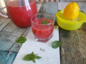 Zelfgemaakte aardbeienlimonade met honing