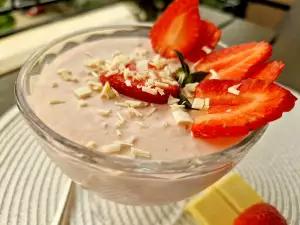 Witte chocolademousse met aardbeien