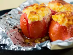 Gevulde tomaten met worst en gele kaas