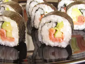 Sushi met avocado, komkommer en gerookte zalm