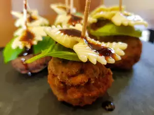 Feestelijke hapjes met gehaktballetjes, farfalle en teriyakisaus
