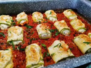 Courgetterolletjes in tomatensaus