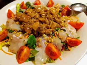 Warme salade met champignons en gerookte kabeljauw