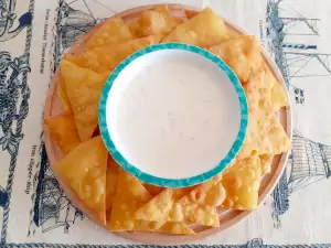 Zelfgemaakte tortillachips met dipsaus
