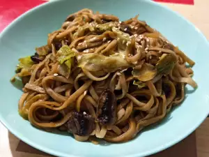 Udon noedels met champignons en kool