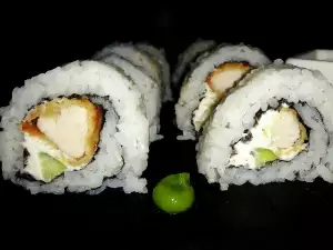 Uramaki sushi met kip
