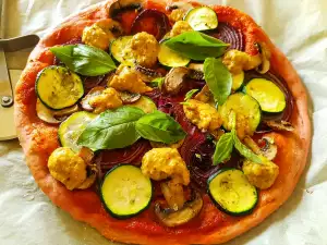 Vegan pizza met een bietenkorst