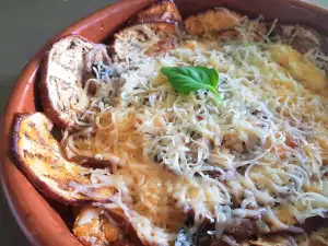Ovenschotel met aubergine, mozzarella en saus