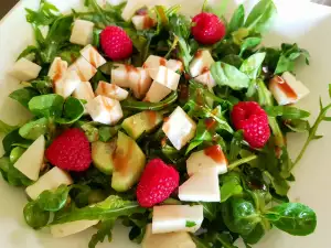 Groene salade met geitenkaas en een frambozen balsamicoreductie