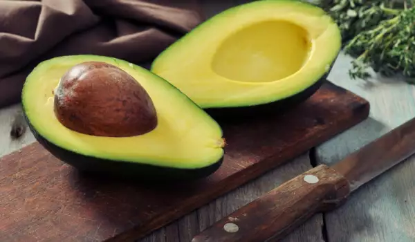 Hoe bewaar je hele en gesneden avocados?