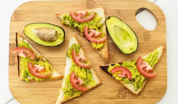 Avocado, uitgesmeerd op een plakje