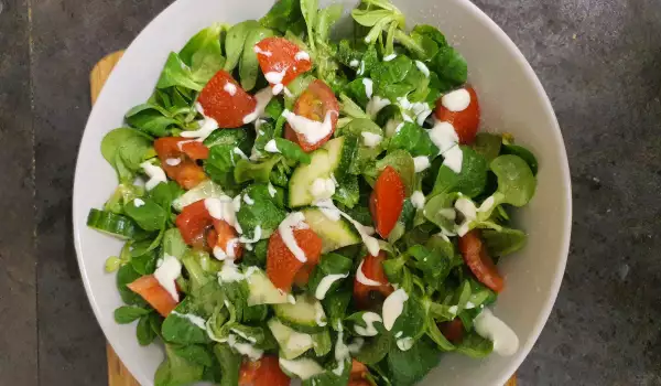 Salade met babyspinazie en een lichte knoflookdressing
